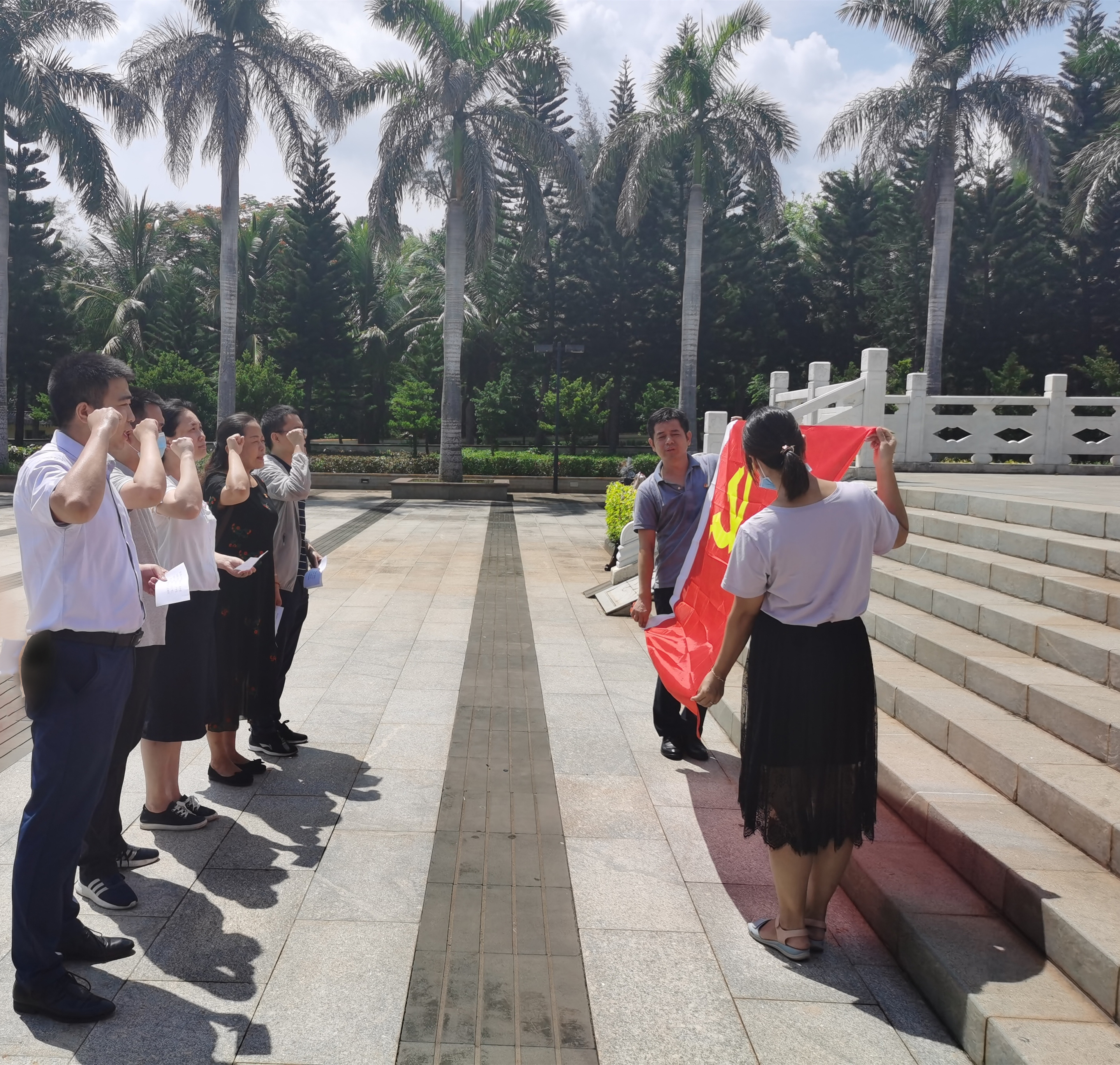 机关党委第十三党支部（招生就业处）举行“缅怀革命先烈，重温入党誓词”党日活动